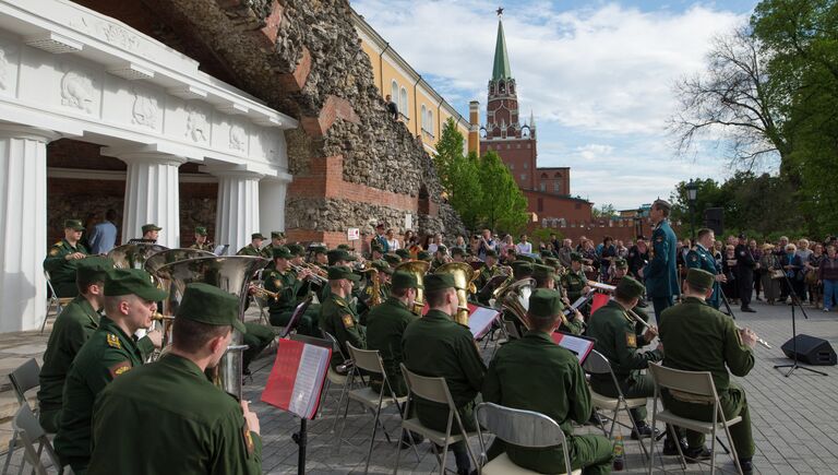 Музыканты военного оркестра во время открытия концертной программы Военные оркестры в парках