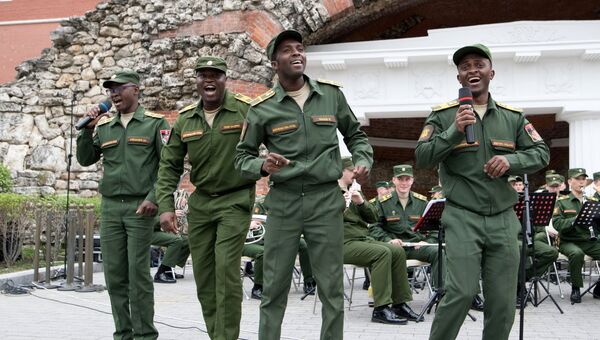 Военнослужащие Вооруженных сил Анголы во время открытия концертной программы Военные оркестры в парках
