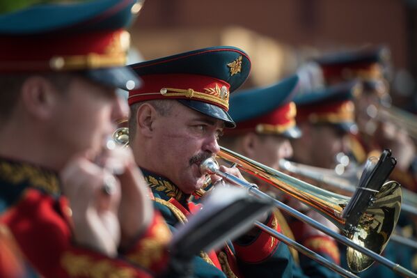 Музыканты военного оркестра 154-го отдельного комендантского Преображенский полка во время открытия концертной программы Военные оркестры в парках