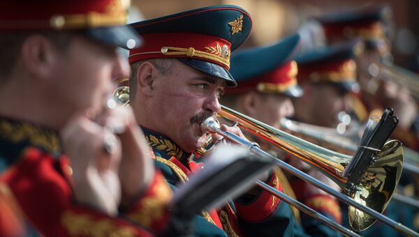 Музыканты военного оркестра 154-го отдельного комендантского Преображенский полка во время открытия концертной программы Военные оркестры в парках