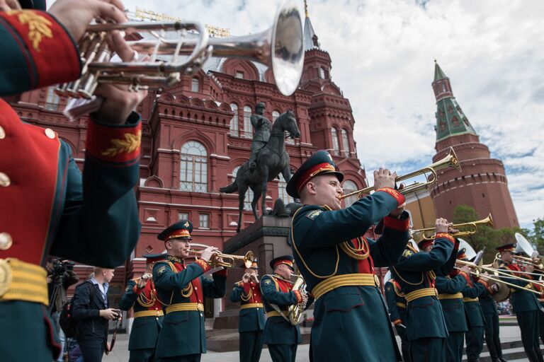 Музыканты военного оркестра 154-го отдельного комендантского Преображенский полка во время открытия концертной программы Военные оркестры в парках