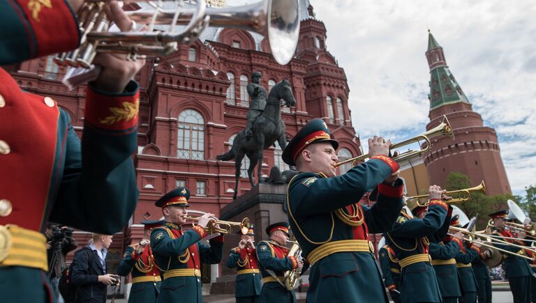 Музыканты военного оркестра 154-го отдельного комендантского Преображенский полка во время открытия концертной программы Военные оркестры в парках