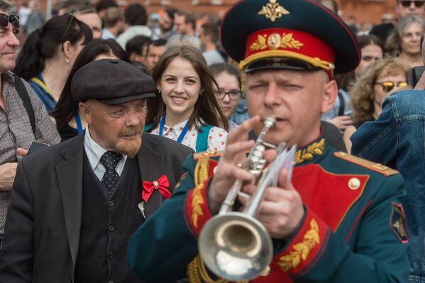 Двойник Владимира Ильича Ленина во время открытия концертной программы Военные оркестры в парках