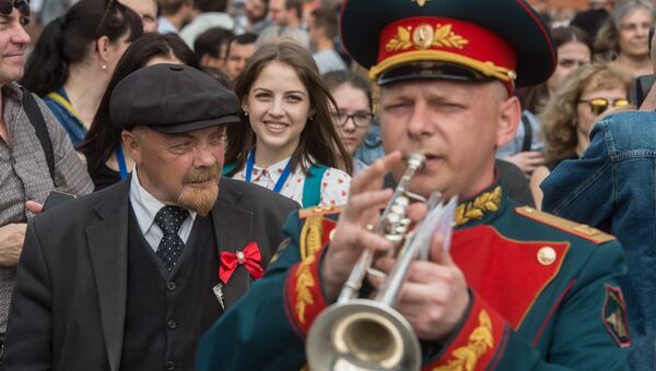 Двойник Владимира Ильича Ленина во время открытия концертной программы Военные оркестры в парках