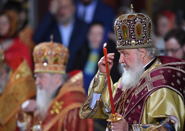 Патриарх Московский и всея Руси Кирилл во время встречи в храме Христа Спасителя ковчега с мощами святителя Николая Чудотворца. Патриарх Московский и всея Руси Кирилл во время встречи в храме Христа Спасителя ковчега с мощами святителя Николая Чудотворца.
