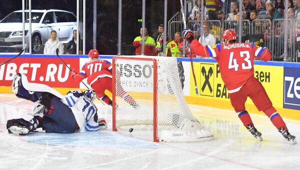 Вратарь сборной Финляндии Йоонас Корписало пропускает шайбу в матче за третье место чемпионата мира по хоккею 2017 между сборными командами России и Финляндии