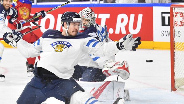 Игрок сборной Финляндии Йоонас Ярвинен защищает свои ворота