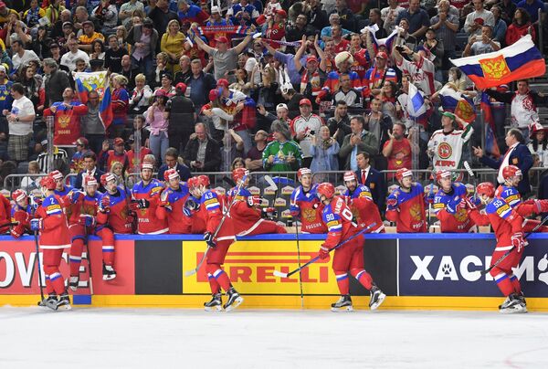 Игроки сборной России радуются заброшенной шайбе в матче за третье место чемпионата мира по хоккею 2017 между сборными командами России и Финляндии