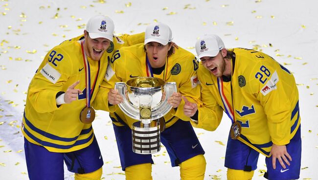 Хоккеисты сборной Швеции празднуют чемпионство, 22 мая