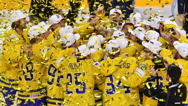 Игроки сборной Швеции на церемонии награждения чемпионата мира по хоккею 2017 в Кельне