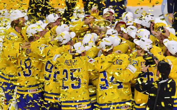 Игроки сборной Швеции на церемонии награждения чемпионата мира по хоккею 2017 в Кельне