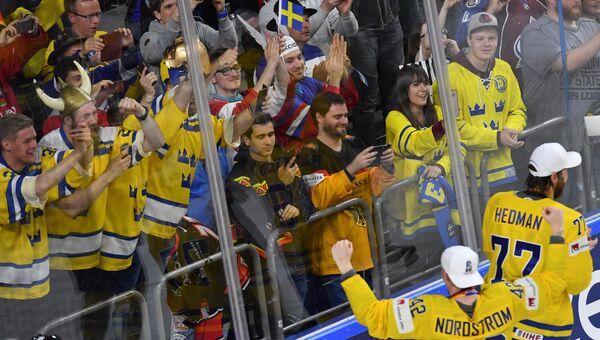 Игроки сборной Швеции благодарят болельщиков за поддержку на церемонии награждения чемпионата мира по хоккею 2017 в Кельне
