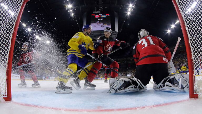 Игровой момент в финальном матче чемпионата мира по хоккею 2017 между сборными командами Канады и Швеции