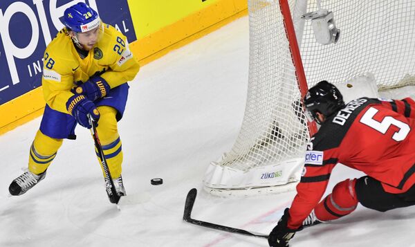 Игрок сборной Швеции Элиас Линдхольм и игрок сборной Канады Джейсон Демерс (справа) в финальном матче чемпионата мира по хоккею 2017 между сборными командами Канады и Швеции