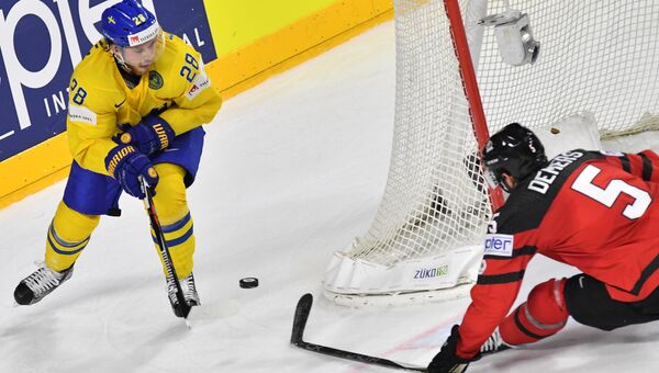 Игрок сборной Швеции Элиас Линдхольм и игрок сборной Канады Джейсон Демерс (справа) в финальном матче чемпионата мира по хоккею 2017 между сборными командами Канады и Швеции