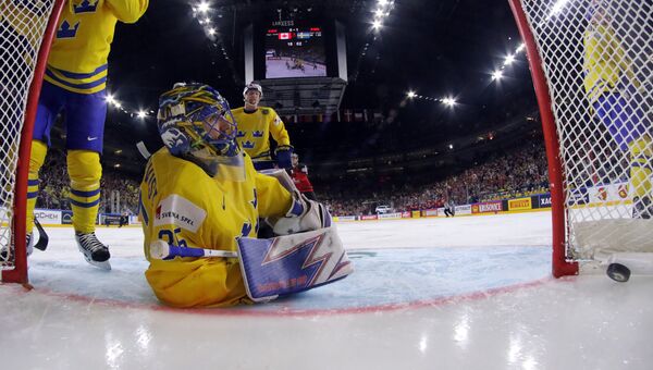 Вратарь сборной Швеции Хенрик Лундквист пропускает шайбу в финальном матче чемпионата мира по хоккею 2017 между сборными командами Канады и Швеции