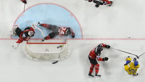 Игровой момент в финальном матче чемпионата мира по хоккею 2017 между сборными командами Канады и Швеции