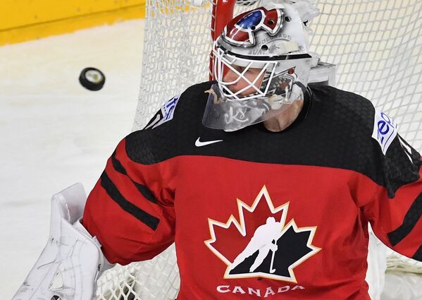 Вратарь сборной Канады Кэлвин Пикар в финальном матче чемпионата мира по хоккею 2017 между сборными командами Канады и Швеции