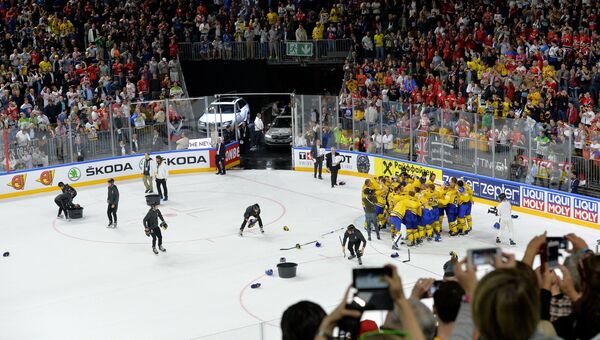 Игроки сборной Швеции радуются победе в финальном матче чемпионата мира по хоккею 2017 между сборными командами Канады и Швеции