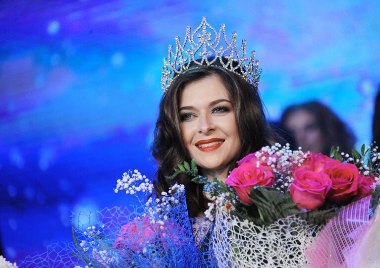 Победительница конкурса Мисс Чита — 2017 Алена Гребнева на сцене дворца культуры Железнодорожников в Чите