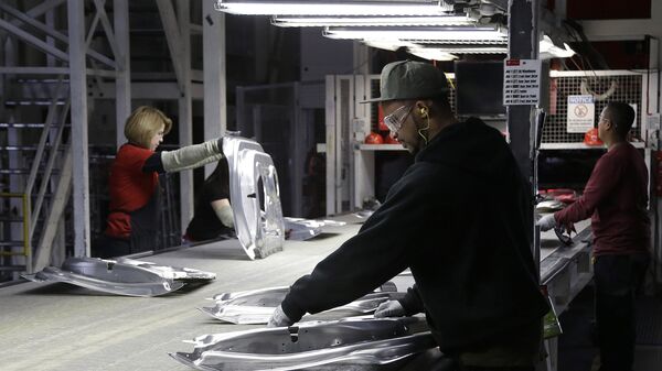 Рабочие на заводе Tesla в Фремонте, Калифорния. Архивное фото