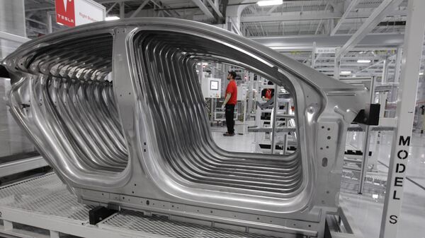 Рабочий на заводе Tesla во Фримонте, Калифорния