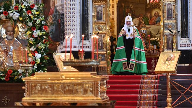 Поклонение верующих мощам святителя Николая Чудотворца в Храме Христа Спасителя