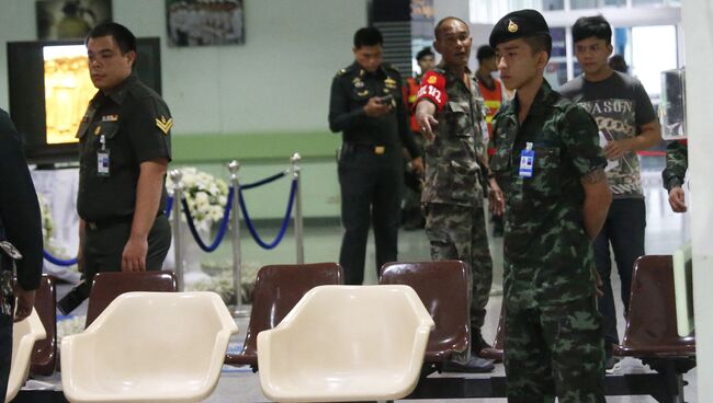 Военные на месте взрыва в больнице Пхрамонгкутклао в Бангкоке, Таиланд. 22 мая 2017