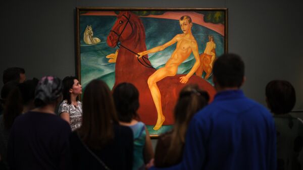 Посетители на выставке Искусство двадцатого века во время международной акции Ночь музеев в Третьяковской галерее