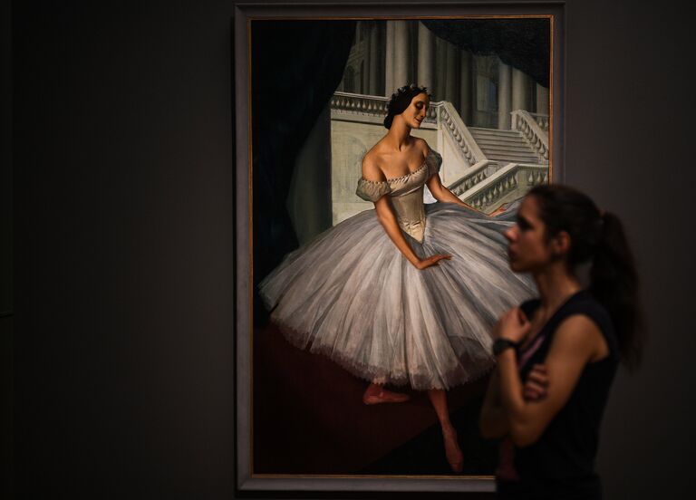 Посетительница на выставке Искусство двадцатого века во время международной акции Ночь музеев в Третьяковской галерее
