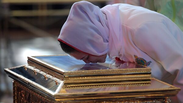 Женщина поклоняется ковчегу с мощами святителя Николая Чудотворца в храме Христа Спасителя в Москве