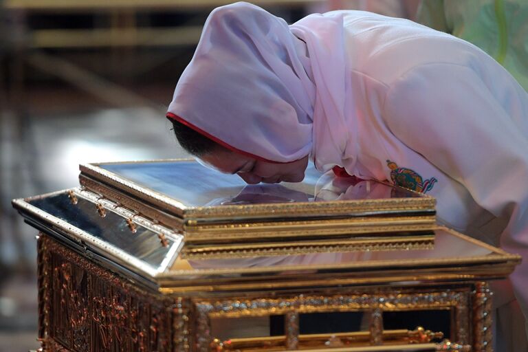 Женщина поклоняется ковчегу с мощами святителя Николая Чудотворца в храме Христа Спасителя в Москве