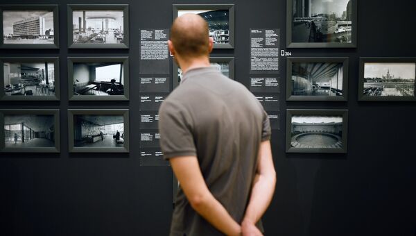 Посетитель на выставке Оттепель во время международной акции Ночь музеев в Третьяковской галерее