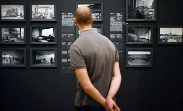 Посетитель на выставке Оттепель во время международной акции Ночь музеев в Третьяковской галерее