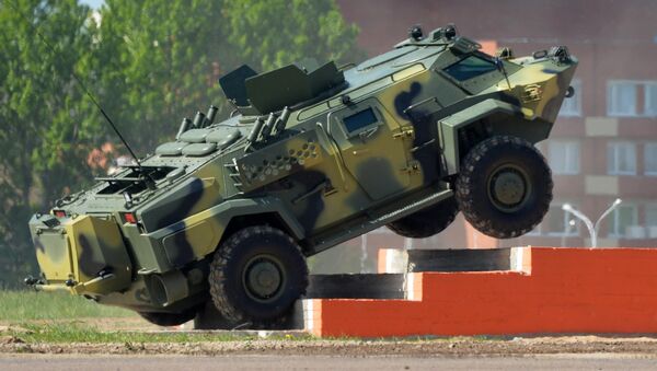 Мобильное бронированное транспортное средство Кайман белорусского производства на 8-й Международной выставке вооружения и военной техники Milex-2017 в Минске