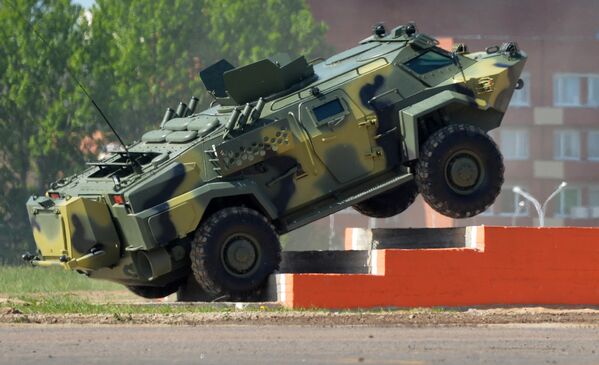 Мобильное бронированное транспортное средство Кайман белорусского производства на 8-й Международной выставке вооружения и военной техники Milex-2017 в Минске