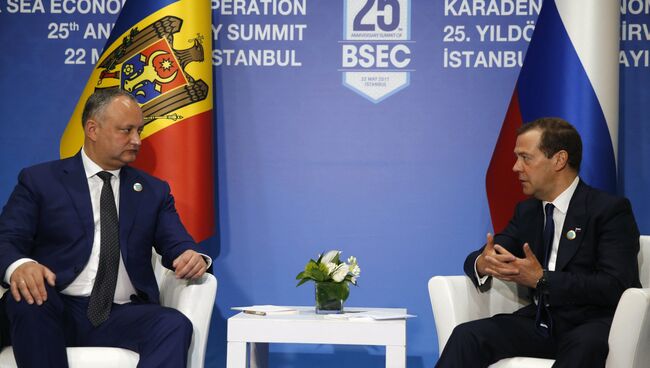 Председатель правительства РФ Дмитрий Медведев и президент Молдавии Игорь Додон на полях саммита глав ОЧЭС в Стамбуле. 22 мая 2017