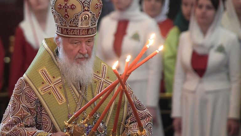 Патриарх Московский и всея Руси Кирилл во время богослужения в храме Христа Спасителя, где находится ковчег с мощами святителя Николая Чудотворца