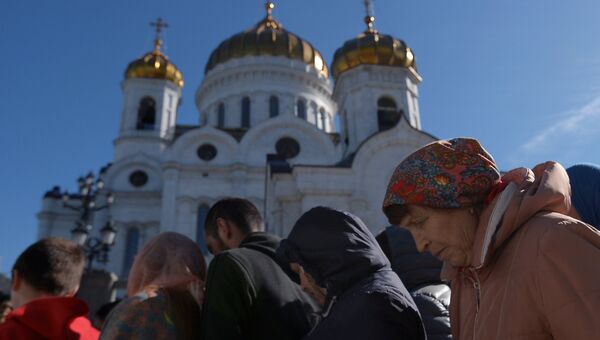 Верующие стоят в очереди к храму Христа Спасителя, где находится ковчег с мощами святителя Николая Чудотворца