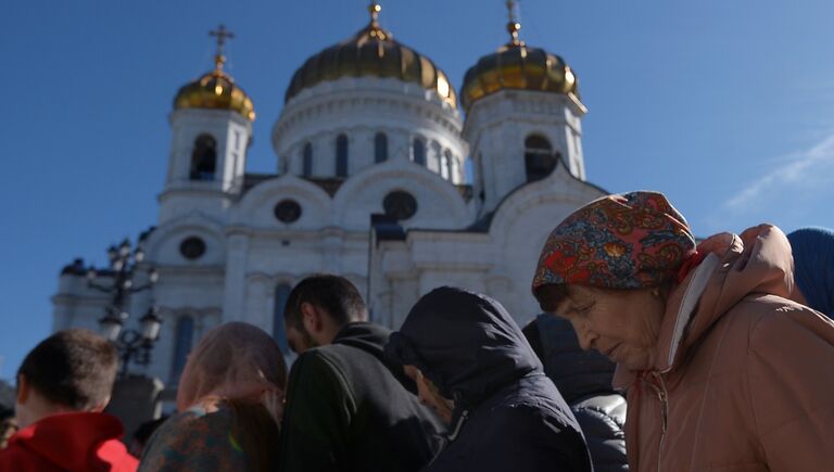 Верующие стоят в очереди к храму Христа Спасителя, где находится ковчег с мощами святителя Николая Чудотворца