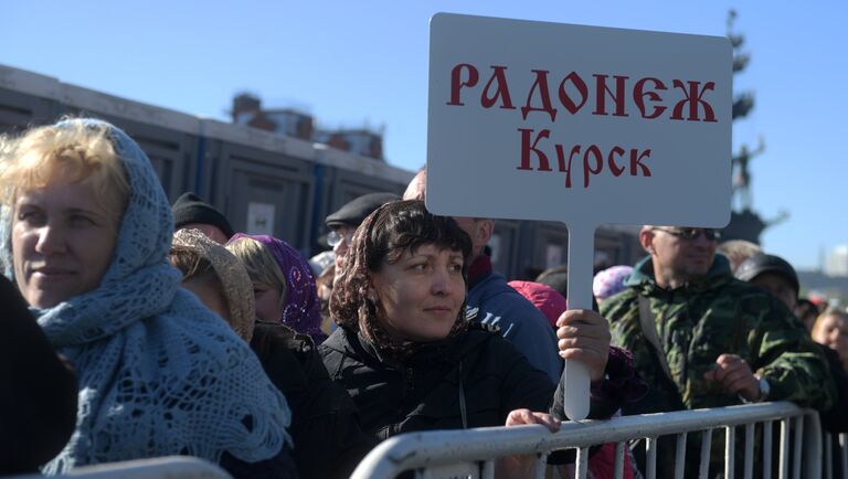 Верующие стоят в очереди к храму Христа Спасителя, где находится ковчег с мощами святителя Николая Чудотворца