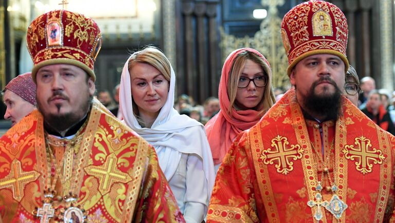 Верующие стоят в очереди в храме Христа Спасителя, где находится ковчег с мощами святителя Николая Чудотворца