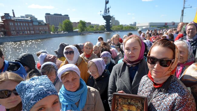 Поклонение верующих мощам святителя Николая Чудотворца в Храме Христа Спасителя