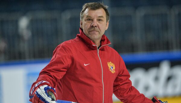 Главный тренер сборной России Олег Знарок во время чемпионата мира по хоккею в Германии