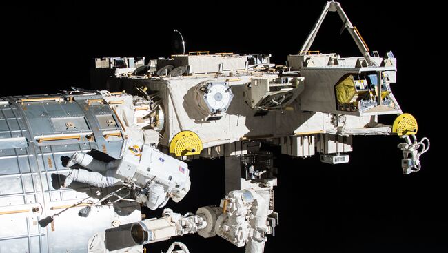 Астронавт НАСА во время выхода в открытый космос. 12 мая 2017