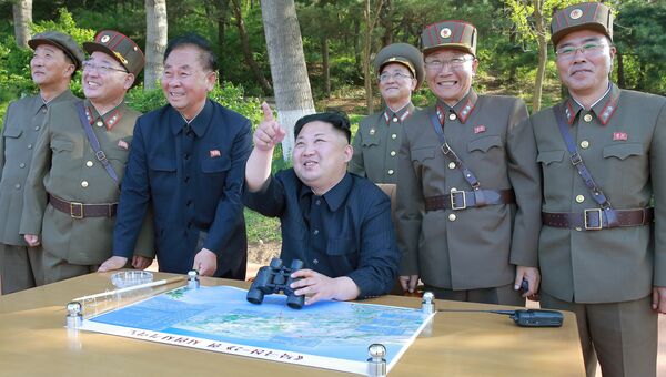 Северокорейский лидер Ким Чен Ын во время пуска ракеты Пуккыксон-2