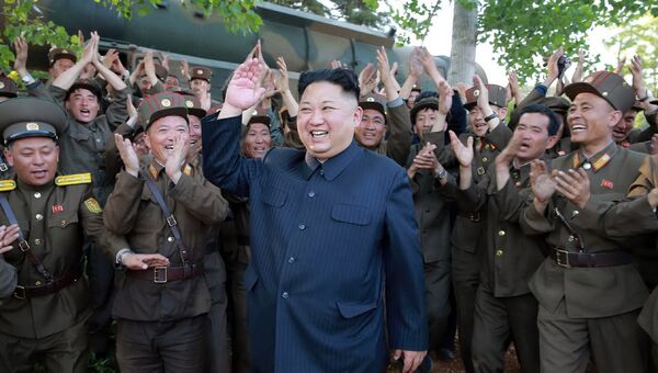 Северокорейский лидер Ким Чен Ын во время пуска ракеты Пуккыксон-2