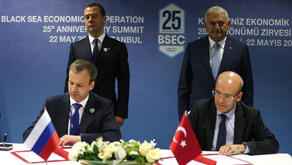 Церемония подписания совместных документов по итогам встречи на полях саммита глав государств и правительств стран-участниц ОЧЭС в Стамбуле. 22 мая 2017