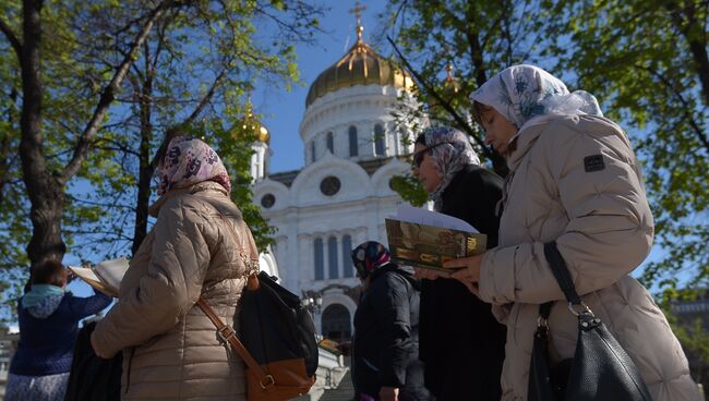 Поклонение верующих мощам святителя Николая Чудотворца в Храме Христа Спасителя