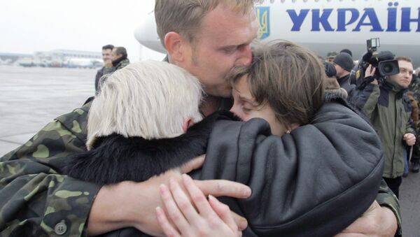 Родственники встречают членов экипажа в аэропорту Борисполь. Архивное фото